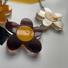 Load image into Gallery viewer, 70s Vibes Daisy Trio necklace - SECOND