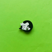 Load image into Gallery viewer, Croissant Cat - brooch