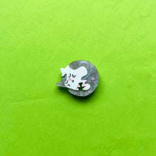 Load image into Gallery viewer, Croissant Cat - brooch