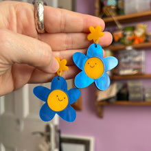 Load image into Gallery viewer, Blue Daisy Earrings