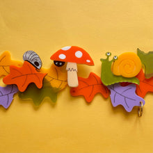 Load image into Gallery viewer, Curious Snail brooch