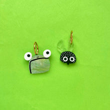 Load image into Gallery viewer, Frog &amp; Fly Earrings