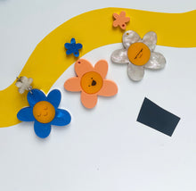 Load image into Gallery viewer, Just Peachy Daisy Earrings - PRE ORDER