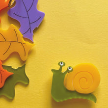 Load image into Gallery viewer, Curious Snail brooch